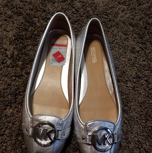 Michael Kors size 7 flats silbet